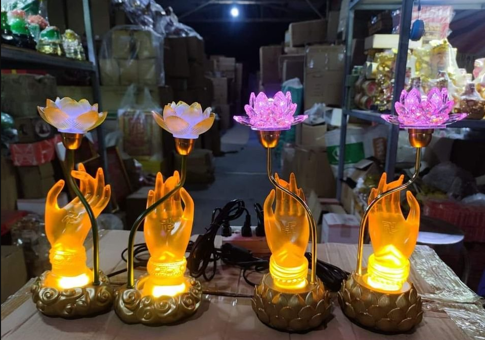So sánh đèn thờ đồng thau khảm vàng và đồng đỏ khảm vàng